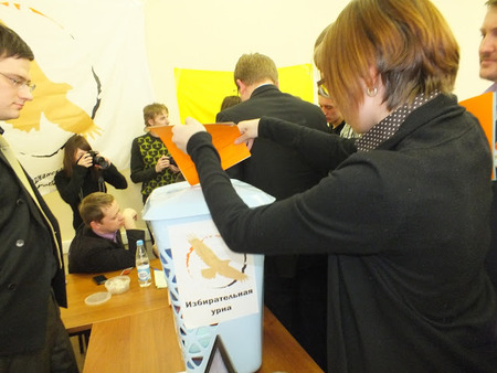 Избрание в управляющие и контрольные ограны проводилось с помощью тайного голосования. На фото делегат от Хакасии Александра Белянина опускает бюллетень в избирательную урну.